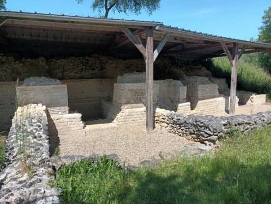 Comprendre un édifice grâce à nos prédécesseurs : étude archéologique d&rsquo;un théâtre en Gaule du Nord